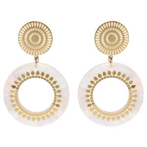 Boucles d'oreilles pendantes composées d'une puce ronde avec motifs en acier doré et d'un cercle de couleur blanc pavé de motifs en acier doré.