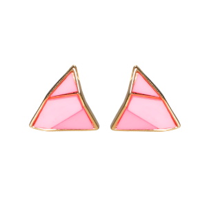 Boucles d'oreilles pendantes de forme triangulaire en acier doré et de couleur rose.