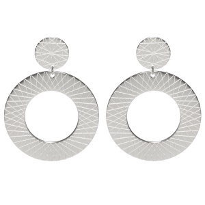 Boucles d'oreilles pendantes composées d'une puce ronde avec motifs et d'un cercle en acier argenté.