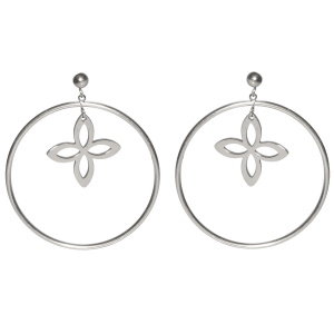 Boucles d'oreilles pendantes composées d'un trèfle à quatre feuilles et d'un cercle en acier argenté.