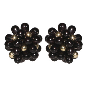 Boucles d'oreilles en forme de fleur avec perles en acier doré et de couleur noire.