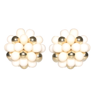 Boucles d'oreilles en forme de fleur avec perles en acier doré et de couleur blanche.