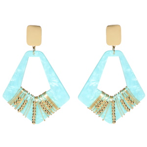 Boucles d'oreilles pendantes composées d'un rectangle en acier doré et d'un pendant de couleur bleu entouré de fil avec perles en acier doré.