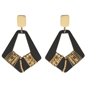 Boucles d'oreilles pendantes composées d'un rectangle en acier doré et d'un pendant de couleur noir entouré de fil avec perles en acier doré.