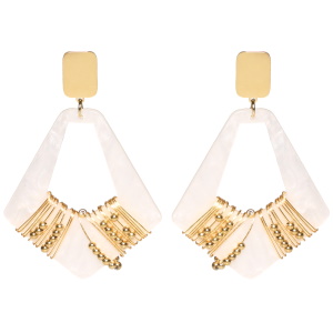 Boucles d'oreilles pendantes composées d'un rectangle en acier doré et d'un pendant de couleur blanc nacre entouré de fil avec perles en acier doré.