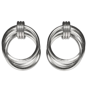 Boucles d'oreilles pendantes composées de cercles en acier argenté.