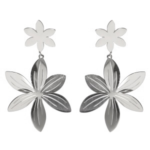 Boucles d'oreilles pendantes composées de deux fleurs en acier argenté.