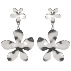 Boucles d'oreilles composées de deux fleurs martelées en acier argenté.