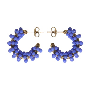 Boucles d'oreilles créoles en acier doré surmontées de perles de couleur bleue.