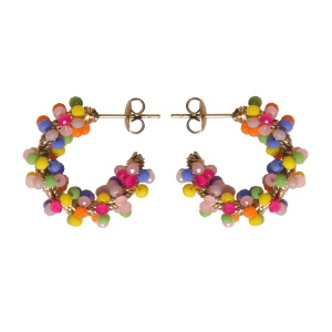 Boucles d'oreilles créoles en acier doré surmontées de perles multicolores.