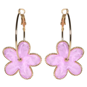 Boucles d'oreilles créoles en acier doré avec une fleur de couleur violette.