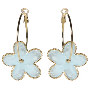 Boucles d'oreilles créoles en acier doré avec une fleur de couleur bleue turquoise.