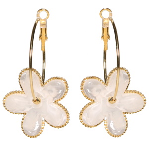 Boucles d'oreilles créoles en acier doré avec une fleur de couleur blanche.