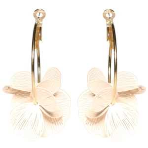 Boucles d'oreilles créoles en acier doré avec des fleurs de couleur blanche écru.