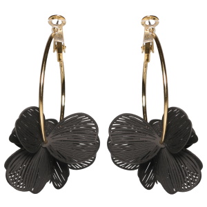 Boucles d'oreilles créoles en acier doré avec des fleurs de couleur noire.