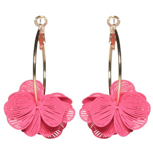 Boucles d'oreilles créoles en acier doré avec des fleurs de couleur rose.