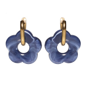 Boucles d'oreilles créoles en acier doré avec une fleur de couleur bleue.