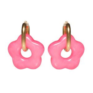 Boucles d'oreilles créoles en acier doré avec une fleur de couleur rose.