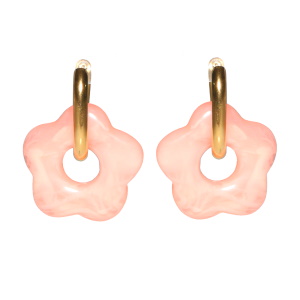 Boucles d'oreilles créoles en acier doré avec une fleur de couleur rose.