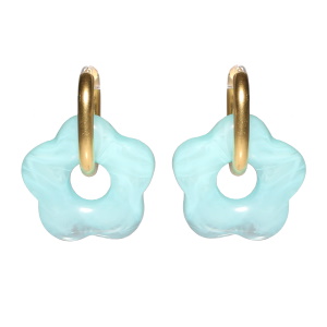 Boucles d'oreilles créoles en acier doré avec une fleur de couleur bleue turquoise.