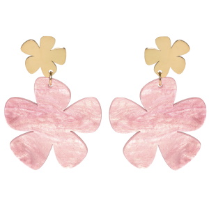 Boucles d'oreilles pendantes composées d'une fleur en acier doré et d'une fleur de couleur rose.