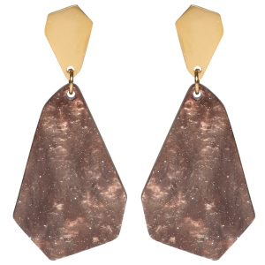 Boucles d'oreilles pendantes composées d'une pastille en acier doré et d'un pendant de couleur marron.