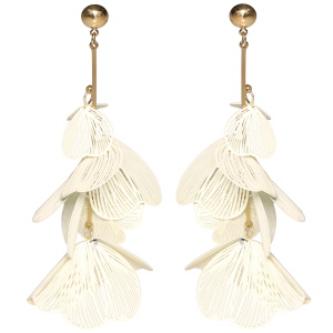 Boucles d'oreilles pendantes en acier doré avec des feuilles en métal peint de couleur blanche.
