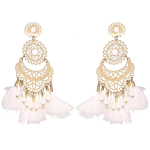 Boucles d'oreilles pendantes composées de fleurs et rosaces en acier doré surmontées de cabochon de couleur blanche, de pendants perles blanches et de plumes blanches.