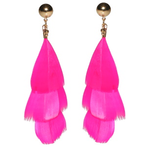 Boucles d'oreilles pendantes en acier doré avec des plumes de couleur rose.