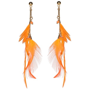 Boucles d'oreilles pendantes composées d'une puce ronde et de tiges en acier doré, de perles de couleur orange et de plumes oranges.