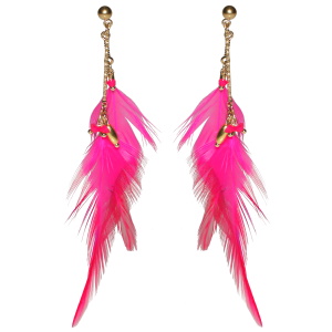 Boucles d'oreilles pendantes composées d'une puce ronde et de tiges en acier doré, de perles de couleur rose et de plumes roses.