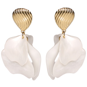Boucles d'oreilles pendantes en acier doré avec des pétales de couleur blanche.