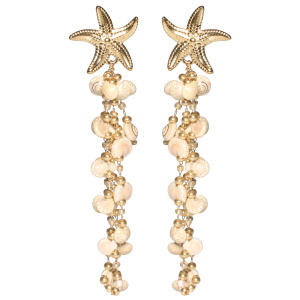 Boucles d'oreilles pendantes composées d'une étoile de mer en acier doré et de franges de perles et de coquillages.