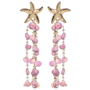 Boucles d'oreilles pendantes composées d'une étoile de mer en acier doré et de quatre franges avec des perles violettes et des mini coquillages violets.