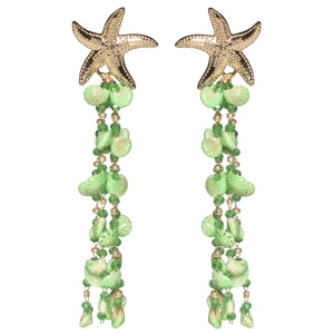 Boucles d'oreilles pendantes composées d'une étoile de mer en acier doré et de franges de perles et de coquillages.