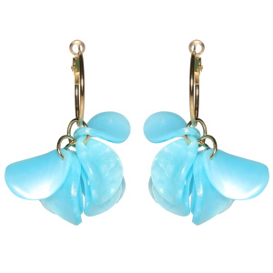 Boucles d'oreilles pendantes en acier doré avec des pétales de couleur bleue nacrée.