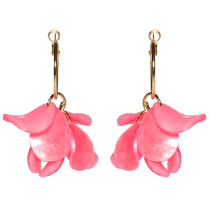 Boucles d'oreilles pendantes en acier doré avec des pétales de couleur rose nacrée.