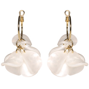 Boucles d'oreilles pendantes en acier doré avec des pétales de couleur blanche nacrée.