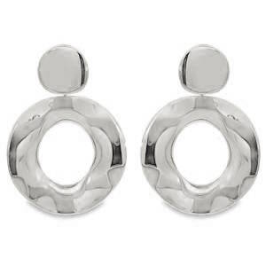 Adoptez une élégance audacieuse avec ces boucles d'oreilles pendantes en acier argenté. Leur design sculptural unique, alliant une forme circulaire audacieuse à une surface lisse et brillante, fera assurément sensation. Un choix parfait pour rehausser votre style quotidien avec une touche de luxe discret.