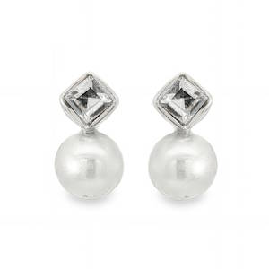 Sublimes boucles d'oreilles en acier argenté, sublimées par une perle ronde. La perle, avec son lustre doux et sa forme parfaite, apporte une touche de raffinement et d'élégance discrète. Idéales pour rehausser une tenue de jour comme de soirée, ces boucles d'oreilles incarnent la sophistication intemporelle. Un bijou délicat qui souligne avec grâce la beauté naturelle.