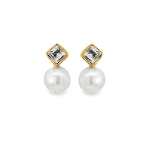 Sublimez votre élégance avec ces boucles d'oreilles en acier doré, ornées de perles nacrées et d'un cristal cubique étincelant. Le lustre irisé des perles, associé à l'éclat vif du cristal, crée un contraste saisissant, parfait pour rehausser toute tenue avec une touche de sophistication intemporelle. Un bijou raffiné pour une allure impeccable.