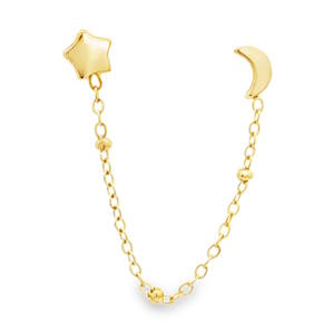 Cette boucle d'oreille double est un accessoire à la fois céleste et moderne, parfait pour celles et ceux qui ont plusieurs piercings à la même oreille. Apportez une touche de poésie à votre style avec cette boucle d'oreille double reliée par une fine chaîne. Son design asymétrique inspiré de la voûte céleste en fait un bijou captivant et original. L'ensemble se compose d'une puce en forme d'étoile à cinq branches et d'une puce en forme de croissant de lune, toutes deux aux finitions polies et brillantes.