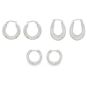 Apportez de la variété et du caractère à votre collection de bijoux avec ce lot de trois paires de créoles. Conçues en acier inoxydable de haute qualité, ces boucles d'oreilles allient durabilité, confort et élégance moderne. Ce set propose trois designs distincts pour s'adapter à toutes vos envies. Une paire texturée avec des motifs géométriques gravés qui accrochent la lumière, offrant un look à la fois vintage et audacieux. Un design ovale élégant avec un fini strié en relief, idéal pour ajouter une touche sophistiquée à une tenue de soirée ou de bureau. Une paire de petites créoles (huggies) au fini lisse et poli, parfaites pour un usage quotidien ou pour être portées en accumulation sur le même lobe.