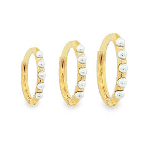 Sublimez vos compositions d'oreilles avec ce lot de trois créoles de tailles graduées. Alliant la robustesse de l'acier à un design raffiné, ces boucles d'oreilles sont les alliées parfaites pour un look curated ear (oreille multi-percée) tendance et sophistiqué. Chaque anneau est orné de petites billes en acier poli, créant un contraste texturé et lumineux avec la finition dorée. Trois diamètres différents pour épouser parfaitement la courbe de votre oreille, du lobe au cartilage (hélix).