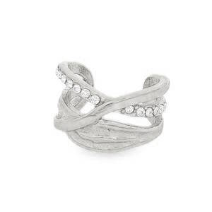 Affirmez votre style avec cette bague d'oreille au design audacieux et organique. Ce bijou d'oreilles, qui ne nécessite aucun perçage, vient se clipser délicatement sur le cartilage pour un effet multi-piercing instantané. Elle se compose de trois anneaux qui s'entrecroisent avec fluidité. Un anneau est orné d'un pavage de cristaux étincelants, tandis que les deux autres présentent une finition brute et martelée, rappelant la texture de l'écorce ou du métal forgé.