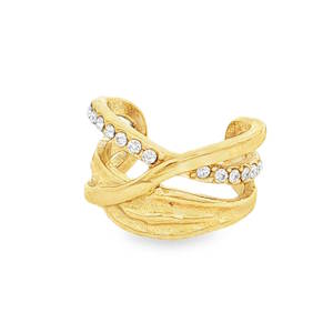 Affirmez votre style avec cette bague d'oreille au design audacieux et organique. Ce bijou d'oreilles, qui ne nécessite aucun perçage, vient se clipser délicatement sur le cartilage pour un effet multi-piercing instantané. Elle se compose de trois anneaux qui s'entrecroisent avec fluidité. Un anneau est orné d'un pavage de cristaux étincelants, tandis que les deux autres présentent une finition brute et martelée, rappelant la texture de l'écorce ou du métal forgé.