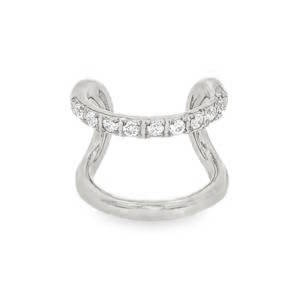 Apportez une touche d'éclat sophistiquée à votre style sans avoir besoin de perçage supplémentaire. Cette bague d'oreille (ear cuff) combine la robustesse de l'acier et le raffinement de la joaillerie classique. Sa structure unique crée l'illusion de deux anneaux superposés. L'anneau supérieur est délicatement serti de cristaux brillants, tandis que l'anneau inférieur présente une finition polie lisse pour un contraste moderne. Grâce à sa forme ouverte, elle se glisse simplement sur le cartilage de l'oreille. Elle s'ajuste facilement pour une tenue sécurisée et confortable tout au long de la journée.