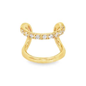 Apportez une touche d'éclat sophistiquée à votre style sans avoir besoin de perçage supplémentaire. Cette bague d'oreille (ear cuff) combine la robustesse de l'acier et le raffinement de la joaillerie classique. Sa structure unique crée l'illusion de deux anneaux superposés. L'anneau supérieur est délicatement serti de cristaux brillants, tandis que l'anneau inférieur présente une finition polie lisse pour un contraste moderne. Grâce à sa forme ouverte, elle se glisse simplement sur le cartilage de l'oreille. Elle s'ajuste facilement pour une tenue sécurisée et confortable tout au long de la journée.