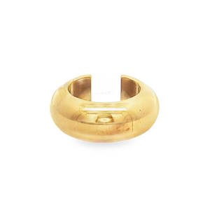 Affirmez votre style avec cette bague d’oreille audacieuse au design bombé. Conçue pour celles et ceux qui recherchent un accessoire moderne sans avoir besoin de perçage, ce ear cuff épouse parfaitement le cartilage grâce à sa forme ergonomique.