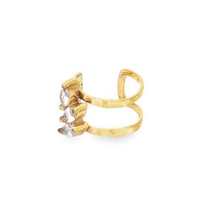 Apportez une touche d'éclat sophistiquée à votre style sans avoir besoin de perçage supplémentaire. Cette bague d'oreille (ear cuff) combine la durabilité de l'acier et le raffinement de la haute joaillerie. Une structure à double anneau minimaliste qui crée l'illusion de plusieurs piercings sur le cartilage. Ornée de trois cristaux taillés en marquise, disposés verticalement pour épouser la courbe naturelle de l'oreille. Sa structure semi-ouverte permet de la glisser facilement sur l'hélix et de la resserrer légèrement pour un maintien parfait et sécurisé toute la journée.